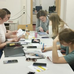 Schülerinnen lernen mit Lehrerin Frau Rösel-Hillgärtner zur Vorbereitung auf das schriftliche Abitur bei einer "Büffelnacht" in der Mediothek des Burggymnasium.